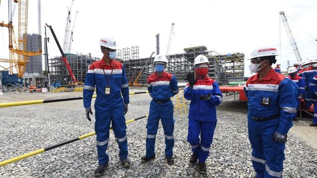 Direktur Utama Pertamina Nicke Widyawati saat meninjau langsung proyek RDMP Balikpapan, Sabtu 8 Januari 2022. (Dok Pertamina)