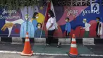 Warga yang mengenakan masker berjalan melintasi mural berisi imbauan terkait COVID-19 di Menteng, Jakarta, Kamis (7/10/2021). Menteri Kesehatan Budi Gunadi mengatakan perihal pandemi menjadi endemi dengan menyebutkan empat langkah yang dipersiapkan. (Liputan6.com/Johan Tallo)