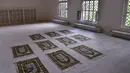Barisan sajadah di Masjid Ibnu Rushd-Goethe yang terletak di Berlin, Jerman (16/6). Menurut Seyran Ates, masjid ini didirikan untuk menunjukan islam yang humanistik, sekuler dan liberal. (AFP Photo/John Macdougall)