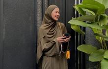 Buat yang Tinggi Semampai, Intip 8 Inspirasi Model Gamis ala Paula Verhoeven yang Elegan dan Syari