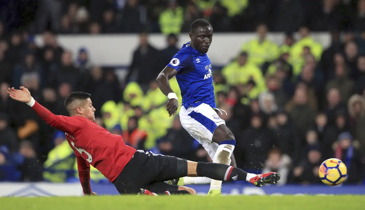 Pemain Manchester United, Marcos Rojo (kiri) menghalau bola dari kaki pemain Everton, Oumar Niasse pada laga Premier League di Goodison Park, Liverpool, (1/1/2018). MU menang 2-0. (Peter Byrne/PA via AP)