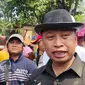 Sekda Kota Depok, Supian Suri saat menghadiri ngubek empang pada lebaran Depok, Cilodong, Depok. (Liputan6.com/Dicky Agung Prihanto)