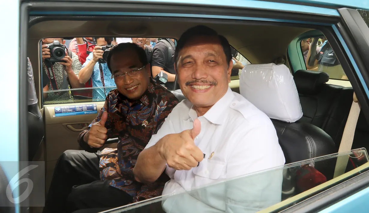 Menko Kemaritiman Luhut Panjaitan dan Menhub Budi Karya Sumadi ketika di dalam taksi pada Kolaborasi Blue BIrd dan GO-JEK di  Jakarta, Kamis (30/03). Kerja sama ini juga dapat membantu meningkatkan kesejahteraan pengemudi. (Liputan6.com/Fery Pradolo)