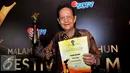 Deddy Sutomo mendapat penghargaan sebagai Pemeran Utama Pria Terpuji FFB 2015 dalam film berjudul Mencari Hilal, Bandung, Sabtu (13/9/2015). (Liputan6.com/Faisal R Syam)