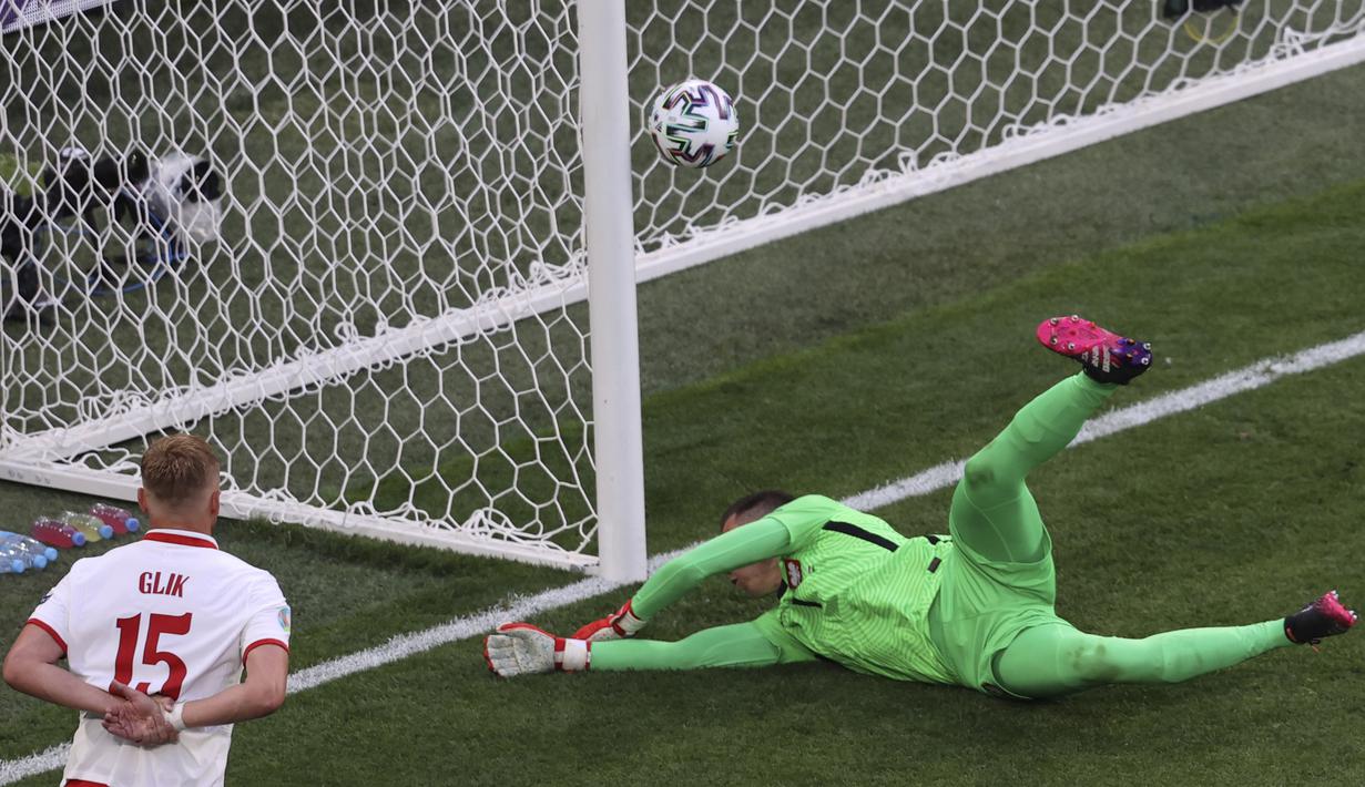 Wojciech Szczesny. Kiper Polandia ini membuat 2 rekor saat kalah 1-2 dari Slovakia, 14 Juni 2021. Selain jadi kiper pertama yang membuat gol bunuh diri, ia juga jadi yang tercepat melakukannya, pada menit ke-18, mematahkan rekor bek Kroasia, Igor Tudor di Euro 2004. (Foto: AP/Pool/Anton Vaganov)