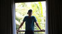 Kiper Arema Kurnia Meiga saat bersantai di Hotel Lor In Solo, Minggu (11/10/2015). (Bola.com/Nicklas Hanoatubun)