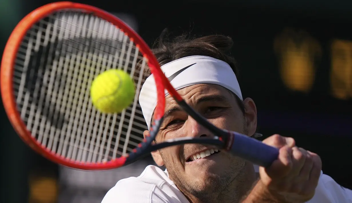 Ekspresi petenis Amerika Serikat, Taylor Fritz saat mengembalikan bola ke arah petenis Swidia, Mikael Ymer pada laga hari keempat tunggal putra turnamen Wimbledon 2023 yang berlangsung di The All England Tennis Club, London, 6 Juli 2023. (AP Photo/Alberto Pezzali)