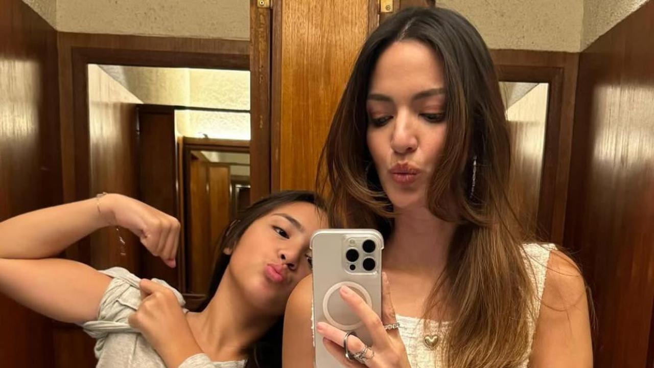 7 Potret Nia Ramadhani dan Mikhayla yang Selalu Kompak dengan Outfit Couple yang Cantik