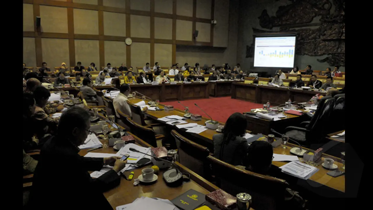 Rapat Kerja Komisi XI Bahas Asumsi Dasar Makro APBN-P