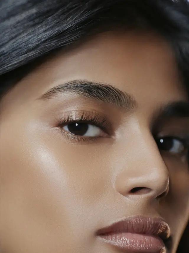 Tren Makeup dari Backstage CHANEL Métiers d'Art 2026 Show yang Minimalis, Presisi, dan Kilau Sehalus Sutra