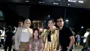 Ashanty dan anak-anaknya jadi Gucci gang saat hadiri acara fan meeting Lisa BLACKPINK di Jakarta. Mulai dari Aurel Hermansyah, Azriel, dan Arsy. [@queenarsy]
