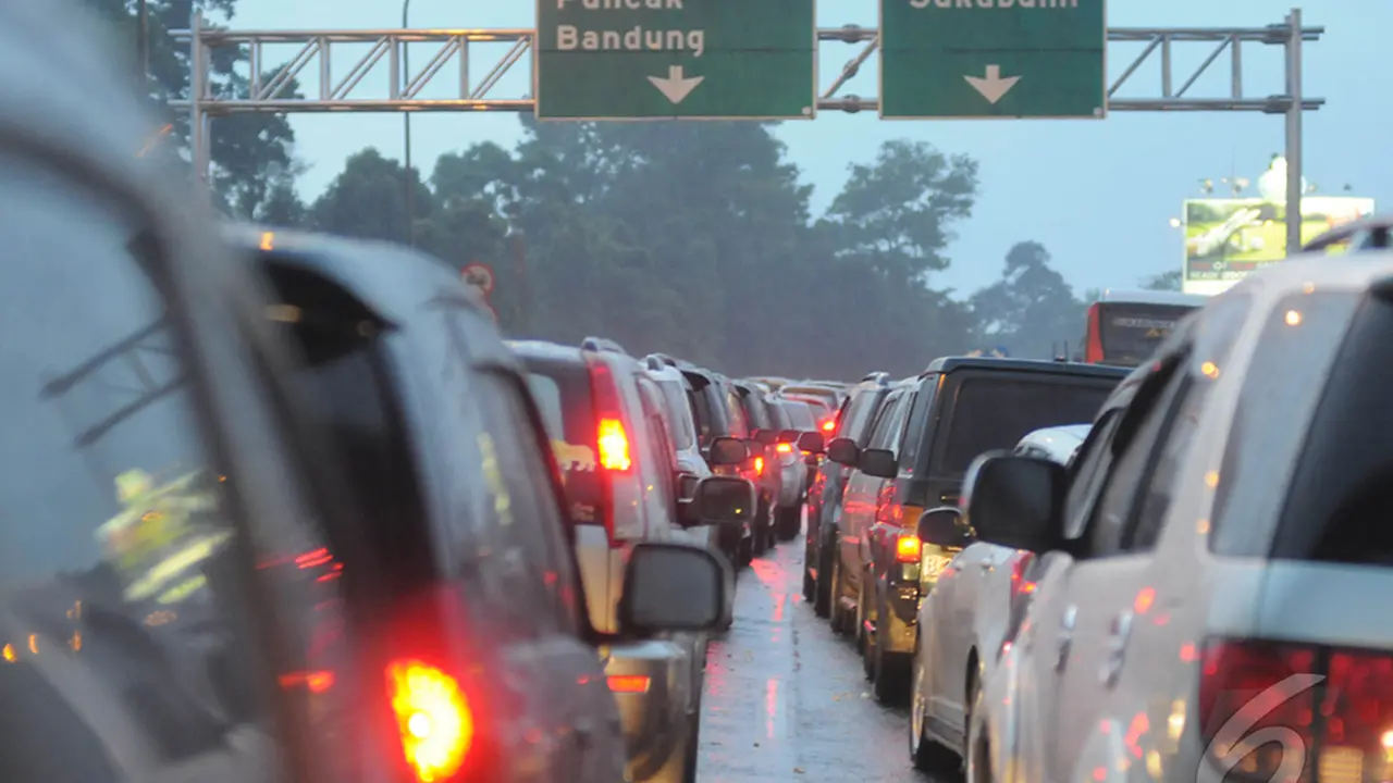 Antrean Kendaraan Menuju Puncak Cisarua