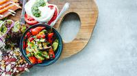 Ilustrasi diet. Photo by Louis Hansel @shotsoflouis on Unsplash
