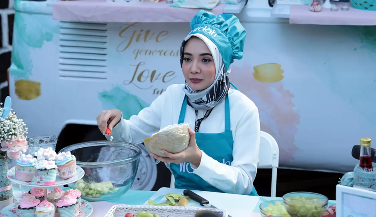 Di tengah kesibukannya, pemeran yang kini lebih banyak menjalankan bisnis Zaskia Sungkar menyempatkan membuat takjil untuk berbuka puasa. Istri Irwansyah itu terlihat saat memotongi buah di Masjid Cut Mutia, Jakarta Pusat. (Deki Prayoga/Bintang.com)