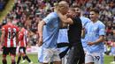 Setelah mencetak gol, Haaland terlihat berjalan pelan di pinggir lapangan. Pada saat yang bersamaan ada fans City yang melompat dan berusaha memeluk Haaland. (AP Photo/Rui Vieira)