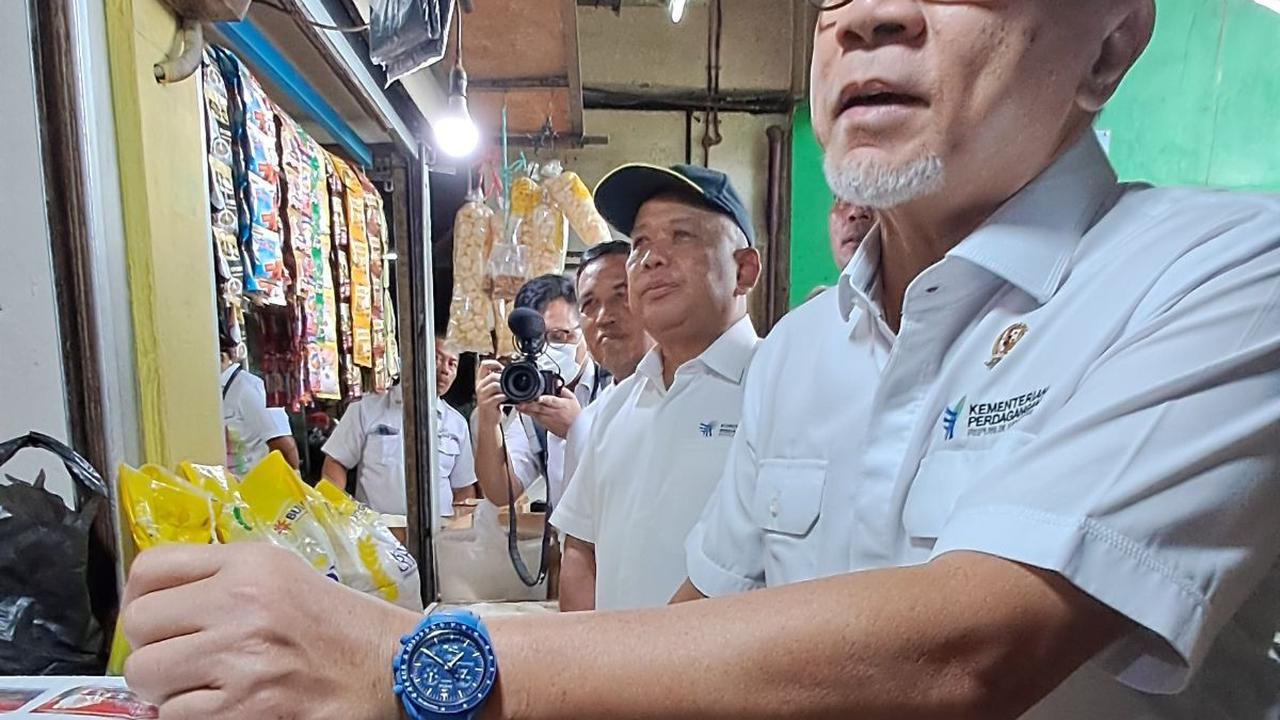 "Enggak ada (mafia beras). Ya memang barangnya (beras) enggak ada, gimana? Barangnya belum panen," ujar Zulhas kepada media, di Pasar Klender, Jakarta, Senin (26/2).