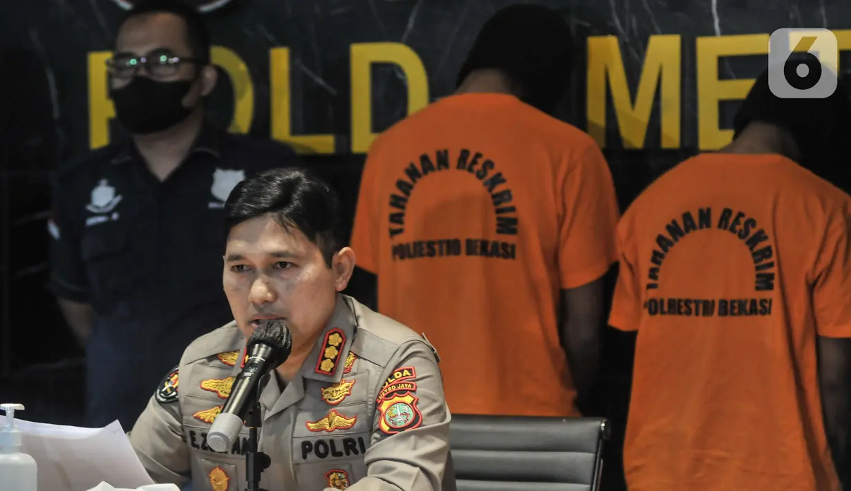 Kabid Humas Polda Metro Jaya Kombes Pol Endra Zulpan memberikan keterangan saat rilis kasus mutilasi Bekasi di Jakarta, Minggu (28/11/2021). Dalam kasus mutilasi dengan korban seorang driver ojol berinisial RS (28) tersebut, polisi berhasil meringkus dua tersangka. (merdeka.com/Iqbal S Nugroho)