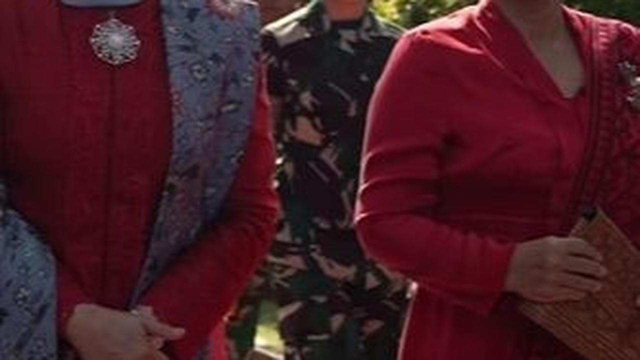 Uli juga terlihat berjalan bersama istri Panglima TNI.&nbsp;