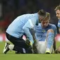 Gelandang Manchester City, Kevin De Bruyne mendapatkan perawatan tim medis setelah mengalami cedera saat menghadapi Inter Milan pada laga final Liga Champions 2022/2023 di Ataturk Olympic Stadium, Istanbul (10/6/2023). (AP Photo/Francisco Seco)