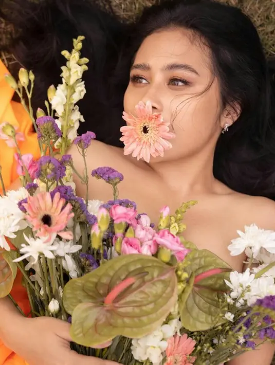 Ini bukan kali pertama Prilly Latuconsina memamerkan pesonanya dalam konsep dreamy. Masih bersama fotografer yang sama, Prilly sempat melakukan pemotretan dengan bunga. (FOTO:Instagram.com/winstongomez).