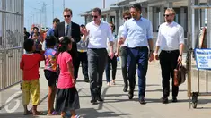 Menteri Lingkungan dan Pangan Denmark, Esben Lunde Larsen menyapa bocah di Muara Angke, Jakarta, Senin (11/4/2016). Kedatangan Esben untuk melihat kondisi sampah di pinggiran Pantai Muara Angke. (Liputan6.com/Yoppy Renato)