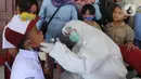 Tim medis puskesmas memeriksa murid Sekolah Dasar Negeri pada lingkungan Kecamatan Kebayoran Lama di GOR Kebayoran Lama, Jakarta, Rabu (26/08/2020). Kegiatan ini bagian dari bulan imunisasi anak sekolah dan juga pemeriksaan kesehatan menyeluruh kepada murid SDN di DKI. (merdeka.com/Arie Basuki)