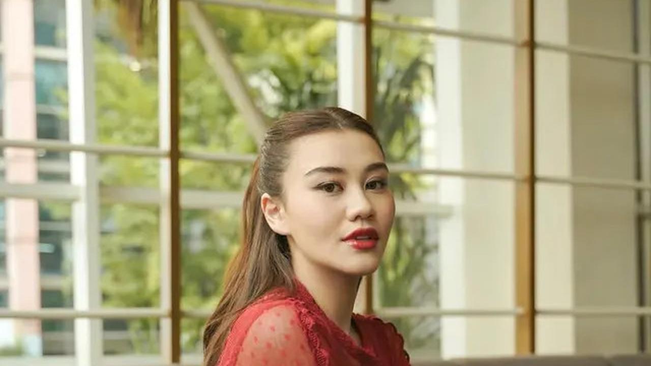 Aaliyah Massaid tampil sederhana namun tetap mencuri perhatian dengan dress merah.&nbsp;
