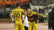 Pemain Mitra Kukar, Patrick Do Santos (kanan) merayakan gol bersama Rodrigo Do Santos ke gawang Persija Jakarta Pada laga Piala Jenderal Sudirman grup D di Stadion Manahan, Solo, Sabtu (12/12/2015). (Bola.com/Nicklas Hanoatubun)