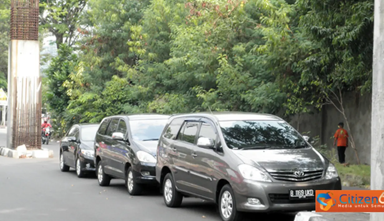 Citizen6, Jakarta: Seharusnya himbauan dilarang parkir sembarangan perlu ditingkatkan, sehingga mobil yang parkir sembarang di tindak tegas. Seperti beberapa mobil yang terparkir di jalur proyek monorail di depan gedung DPR/MPR. (Pengirim: Prasepta)