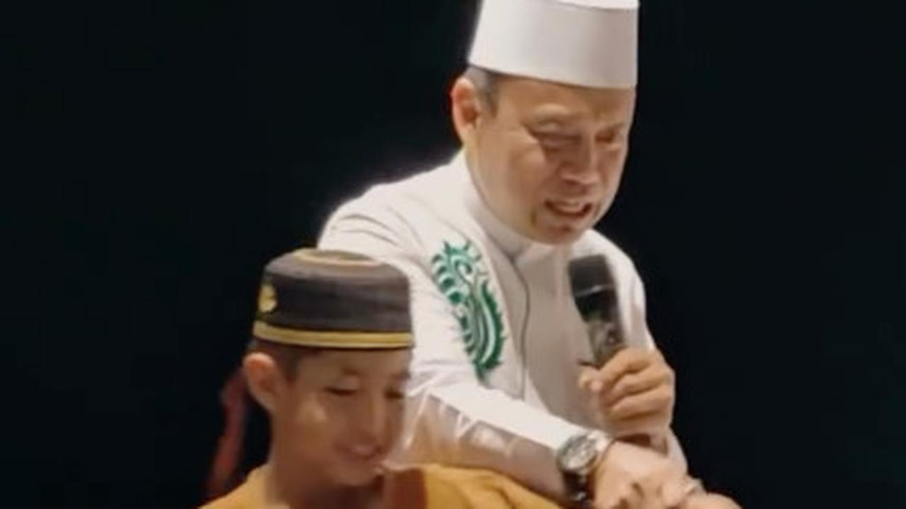 ⁠Ibu-Ibu Mendadak Gaduh dan Rusuh saat Ustaz Dasad Latif Dakwah, Ternyata Ada 'Sosok' Datang Beruntung Diusir Bocil