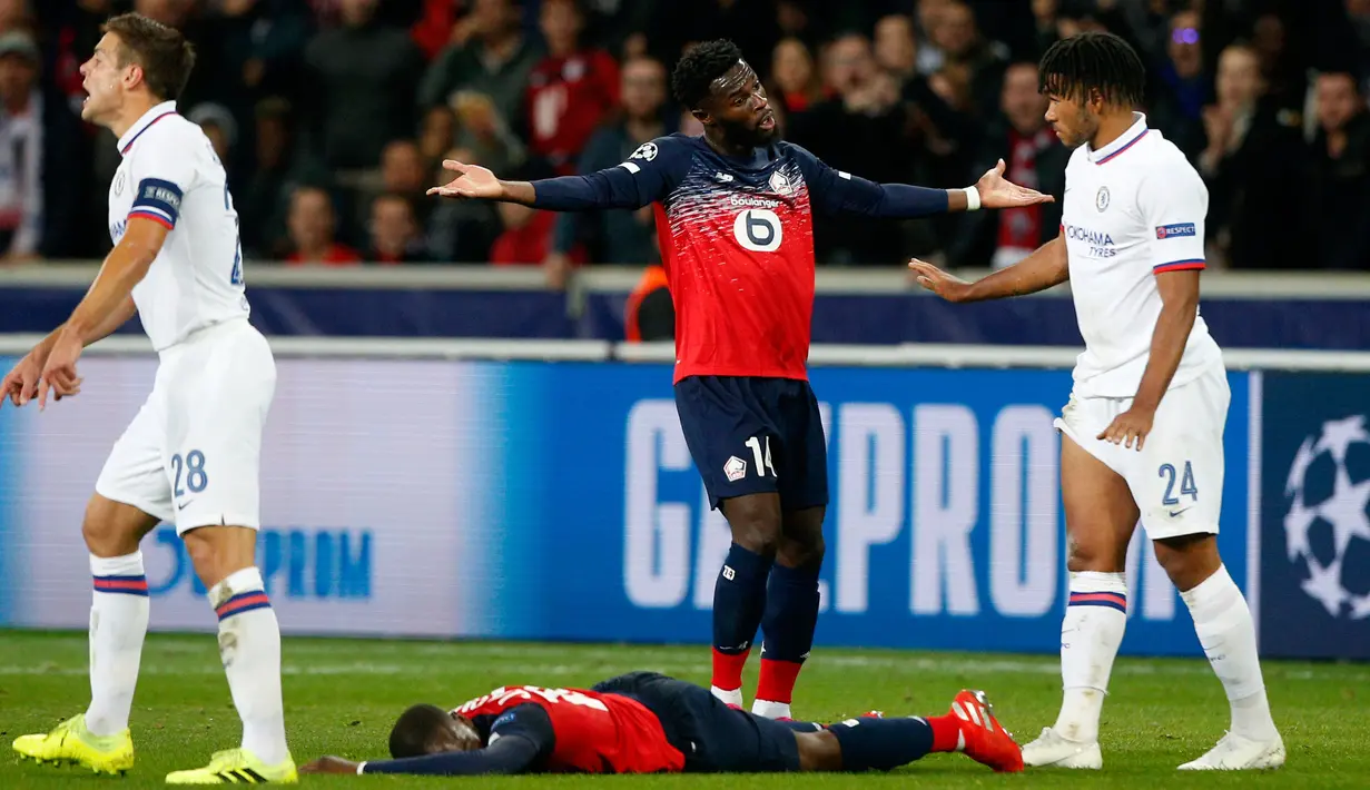 Pemain Lille Jonathan Bamba (tengah) berbicara dengan pemain Chelsea Reece James (kanan) pada lanjutan Liga Champions di Stade Pierre-Mauroy, Lille, Prancis, Rabu (2/10/2019). The Blues menang 2-1. (AP Photo/Michel Spingler)