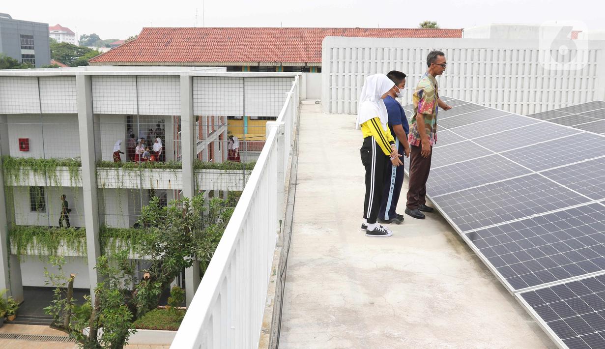Panel surya terletak di lantai atas bangunan SDN Ragunan 08 yang termasuk sekolah berkonsep net zero carbon di Jakarta, Kamis (29/9/2022). Selain untuk mengurangi emisi, penerapan bangunan beremisi rendah juga bisa menjadi bahan pembelajaran bagi para siswa. (Liputan6.com/Herman Zakharia)