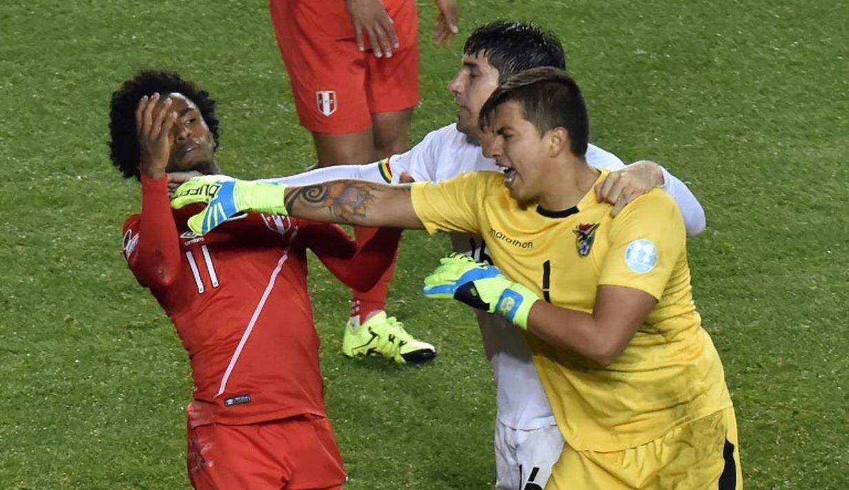 Kiper Bolivia, Romel Quinonez (kanan) dan bek Ronald Raldes bersitegang dengan striker Peru, Jose Reyna. (AFP PHOTO/NELSON ALMEIDA)