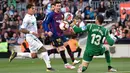 Striker Barcelona, Lionel Messi, menendang bola ke gawang Getafe pada laga La Liga di Stadion Camp Nou, Minggu (12/5). Barcelona menang 2-0 atas Getafe. (AFP/Josep Lago)