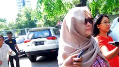 Istri dari mantan Ketua Mahkama Konsitusi Akil Mochtar mendatangi gedung Komisi Pemberantas Korupsi (KPK). (Liputan6.com/Faisal R Syam)
