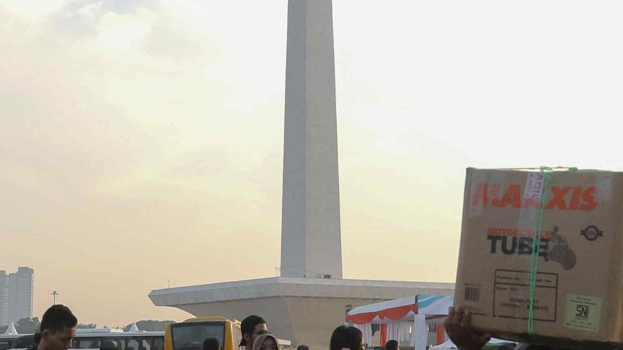 Pemberangkatan peserta mudik gratis Pemprov DKI dilakukan secara serentak dari Monas, pada Kamis (4/4) pagi.&nbsp;Liputan6.com/Herman Zakharia