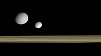 Encelandus memiliki kandungan es yang mampu menjadikan `kulit` bulan tampak lebih cerah dibandingkan Dione, yang mana usianya lebih tua 