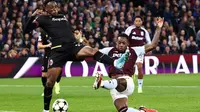 Striker Aston Villa asal Kolombia #09, Jhon Duran (kanan), menembak melewati bek Bologna asal Kolombia #26, Jhon Lucumi, dan mencetak gol kedua bagi timnya saat pertandingan Liga Champions antara Aston Villa dan Bologna di Villa Park di Birmingham, Inggris tengah, Rabu dini hari WIB (23/10/2024). (Darren Staples/AFP)