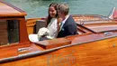 Pemain Jerman dan Manchester United,Bastian Schweinsteiger menaiki perahu bersama kekasihnya petenis Serbia Ana Ivanovic menikah di Venice , Italia , (12/7). Pernikahan Bastian mereka hanya dihadiri teman-teman dan kerabat terdekat. (REUTERS / Stringer)