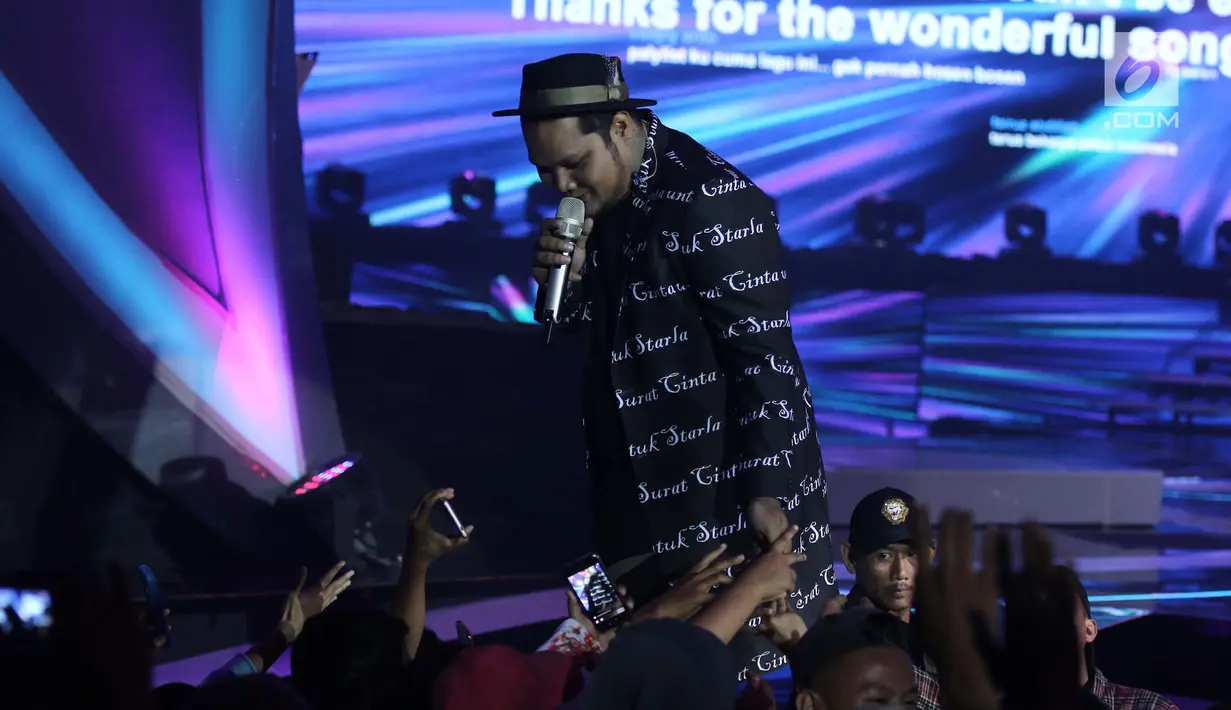 Vokalis dari band Last Child Virgoun menyapa penonton saat tampil pada malam puncak HUT ke-27 SCTV di Hall D, Jiexpo Kemayoran, Jakarta, Kamis (24/8). Virgoun membawakan lagu andalannya, "Surat Cinta untuk Starla". (Liputan6.com/Herman Zakharia)