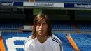 <p>Sergio Ramos saat diperkenalkan sebagai pemain baru Real Madrid di stadion Santiago Bernabeu di Madrid, 8 September 2005. Di timnas Spanyol, Ramos sejatinya sudah mencatatkan 180 caps, yang menghasilkan dua trofi Piala Eropa dan satu Piala Dunia. (AFP PHOTO/PHILIPPE DESMAZES)</p>