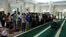 Jenazah penjaga gawang Arema FC, Achmad Kurniawan saat akan disalatkan jelang pemakaman di kawasan Cijantung, Jakarta, Rabu (11/1). Kiper Arema FC, Achmad Kurniawan wafat di usia 37 tahun. (Liputan6.com/Helmi Fithriansyah)