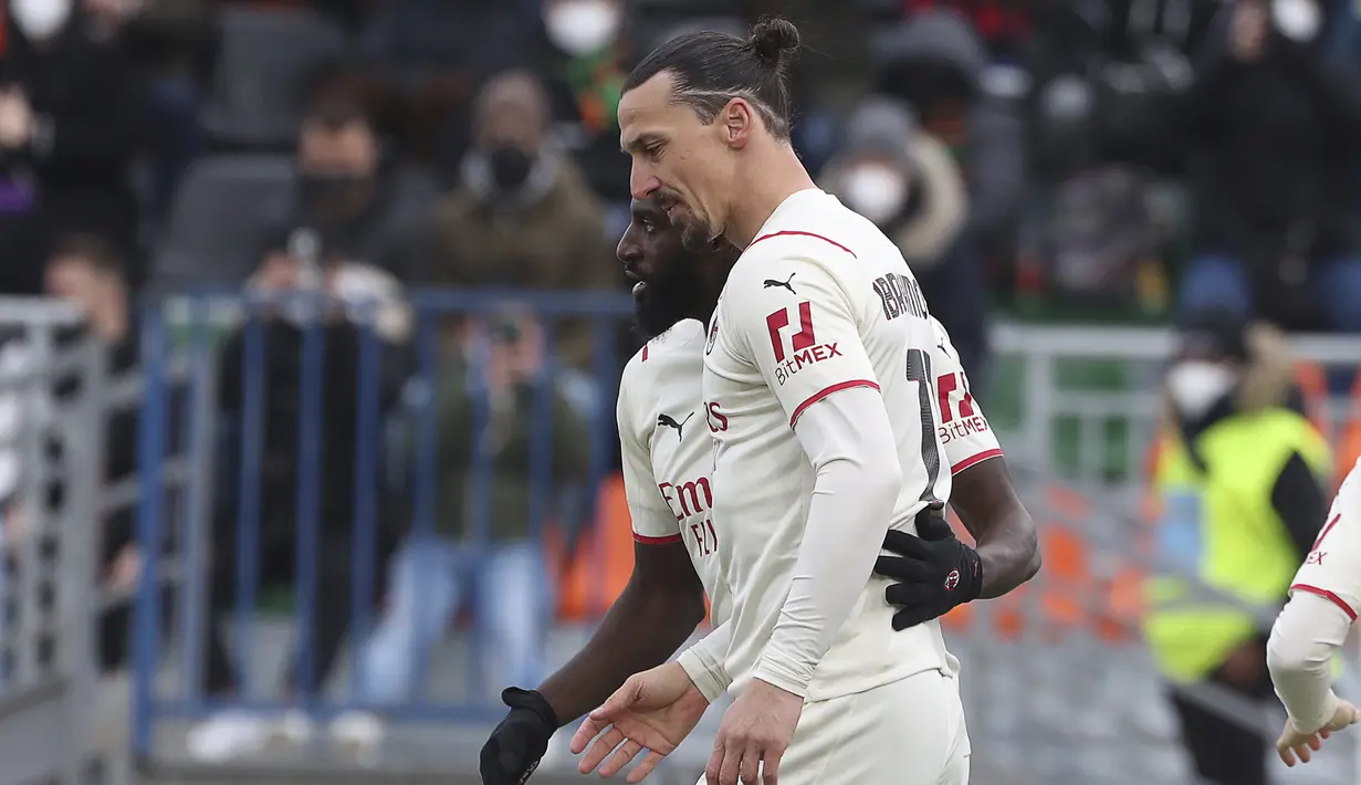 Penyerang AC Milan, Zlatan Ibrahimovic berselebrasi usai mencetak gol ke gawang Venezia pada pertandingan lanjutan Liga Serie A Italia di stadion Penzo, Italia, Minggu (9/1/2022). Kemenangan ini membawa AC Milan menguasai puncak klasemen Serie A. (Paola Garbuio/LaPresse via AP)