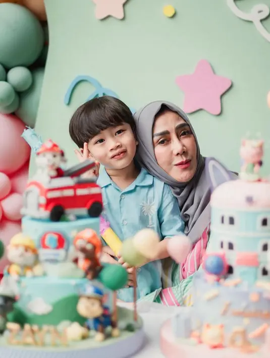 Mama Amy, nenek dari mereka pun turut hadir di momen bahagia tersebut. Mama Amy terlihat bahagia melihat sang cucu tumbuh besar