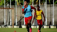 Aksi pemain muda Bali United, I Kadek Arel Priyatna bersama rekan-rekannya. (Bola.com/Maheswara Putra)