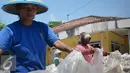 Pekerja memilah sampah plastik untuk dikeringkan sebelum proses daur ulang di Desa Tanjungrejo, Kecamatan Jekulo, Kudus, Jawa Tengah , (6/1/2016). Harga perkilo plastik bekas ini mencapai Rp.1200.00 dalam kondisi kering. (Liputan6.com/Gholib)