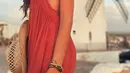 Liburan di Campo de Criptana, Spanyol, Sara tampil memesona dengan halterneck dress berwarna merah. Topi anyaman melengkapi outfit bernuansa pantai. (instagram/saracarbonero)