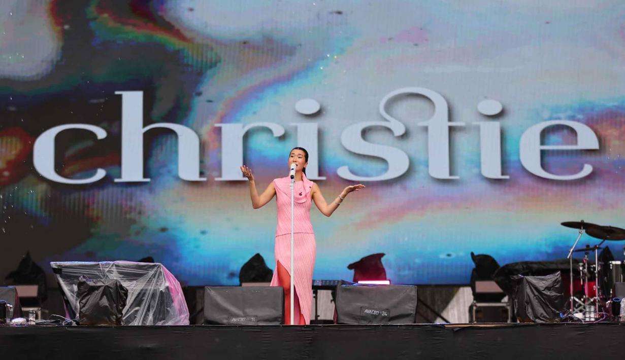 Penyanyi Christie saat tampil dalam gelaran KapanLagi Buka Bareng (KLBB) Festival 2026 hari pertama di Stadion Madya, Kompleks Gelora Bung Karno, Senayan, Jakarta, Sabtu 28 Februari 2026. Tampil penuh energi, penyanyi Christie sukses membuka gelaran KapanLagi Buka Bareng (KLBB) Festival 2026 hari pertama. (Fimela.com/Adrian)