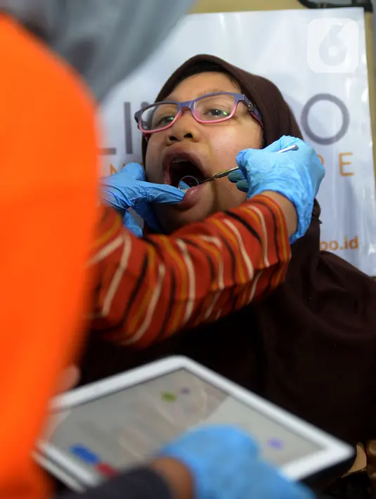 Seorang perempuan menjalani pemeriksaan kesehatan gigi saat berlangsung layanan gratis di Stasiun MRT Bundaran HI, Jakarta, Rabu (4/12/2019). Pemeriksaan tersebut untuk penyandang disabilitas yang menjadi penumpang MRT serta edukasi cara merawat gigi yang benar. (merdeka.com/Imam Buhori)