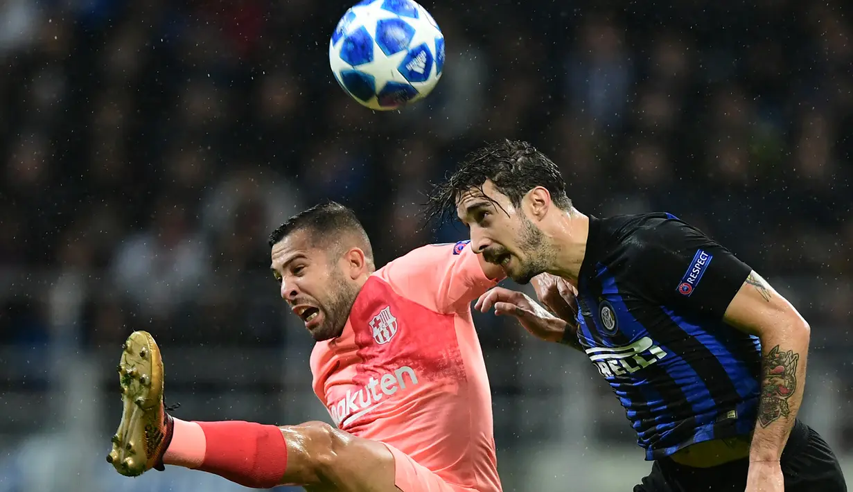 Bek Inter Milan, Sime Vrsaljko (kanan) berduel udara dengan bek Barcelona, Jordi Alba pada laga fase Grup B Liga Champions 2018/2019 di San Siro Stadium, Milan (6/11/2018). Sime Vrsaljko yang baru berusia 31 tahun memutuskan pensiun pada 23 Maret 2023 bersama klub Yunani, Olympiakos yang dibelanya hingga Januari 2023. Ia memutuskan pensiun setelah tak kunjung mendapatkan klub baru. Dua klub top Eropa yang pernah dibelanya adalah Inter Milan dan Atletico Madrid. (AFP/Miguel Medina)